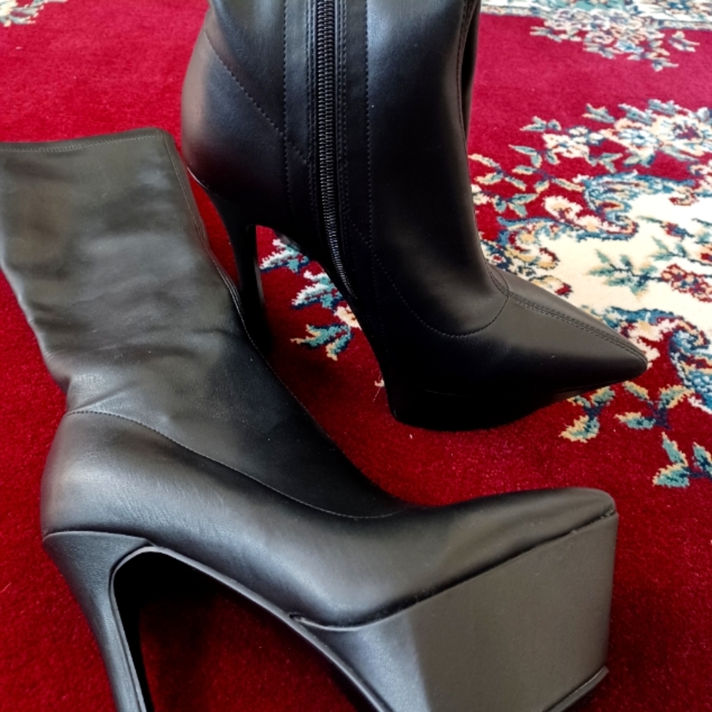 Black faux leather womens size 7.5 platform riding boots